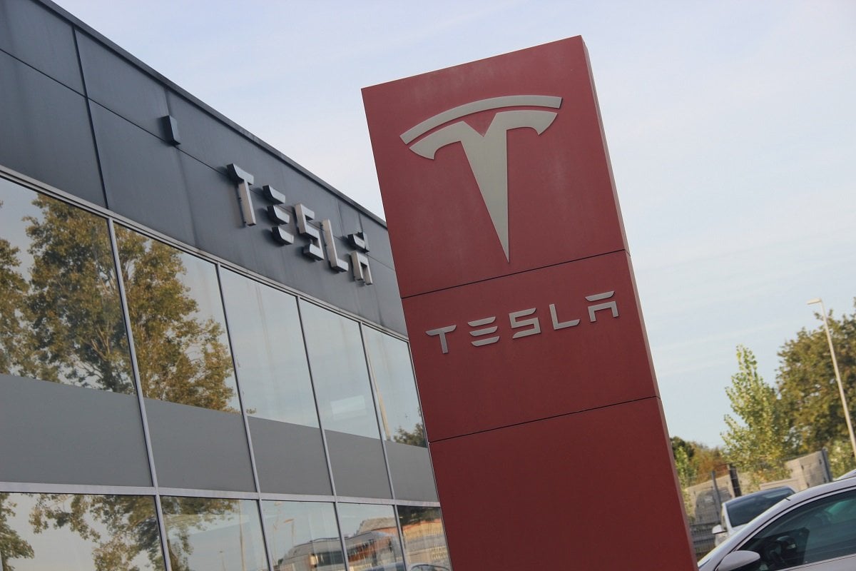 Nantes : Des salariés maltraités par la concession Tesla située 19 Avenue des Lions . L'entreprise n'a « pas l’habitude du Code du travail » et souhaite « agir comme aux États-Unis ».