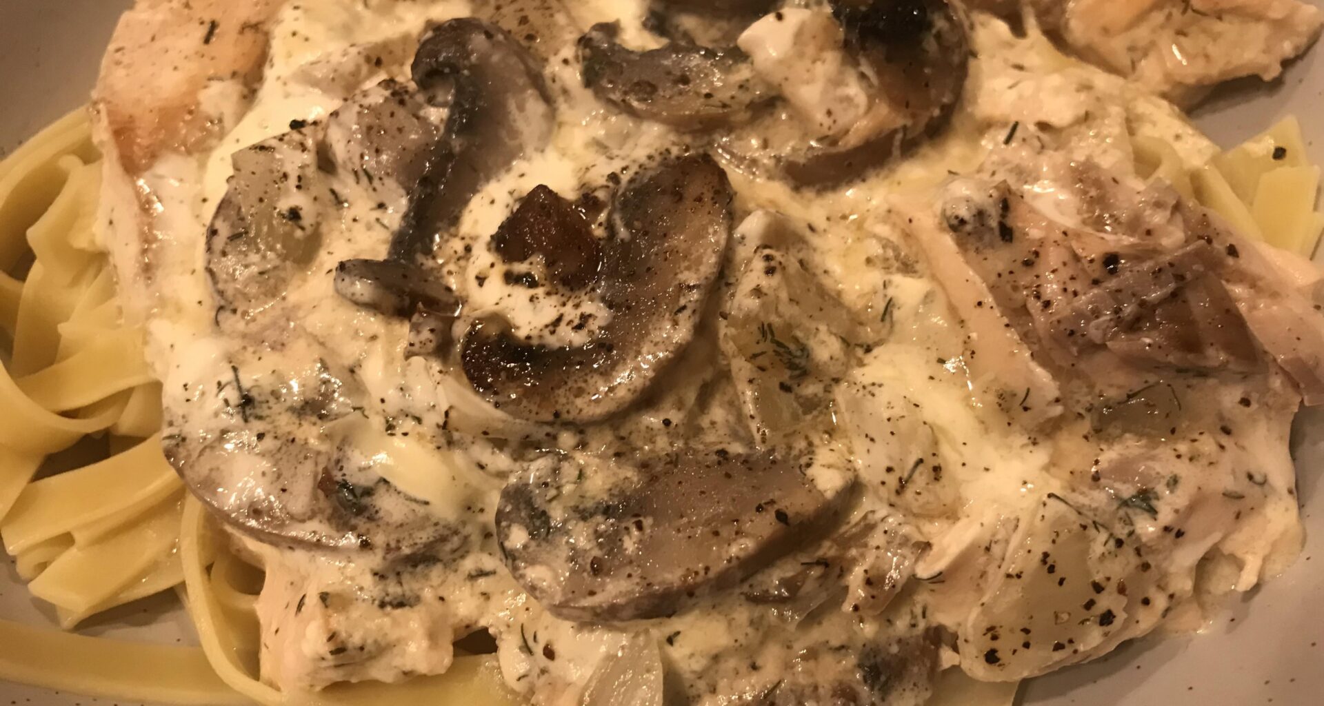 Tagliatelle con Salmón, hongos, crema, cebollas y hierbas.