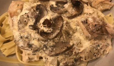 Tagliatelle con Salmón, hongos, crema, cebollas y hierbas.