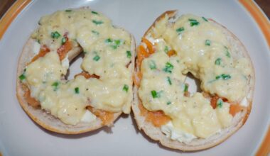 scrambled egg with salmon and cream cheese