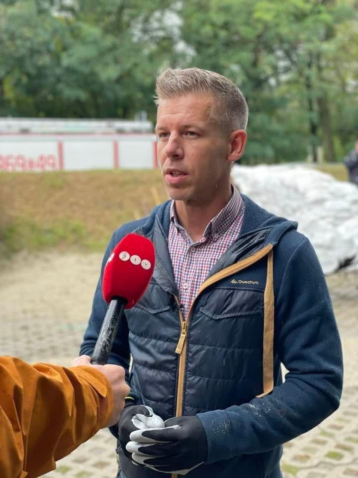 Na ugye, hogy lehet ingben is homokzsákokat pakolni? /s