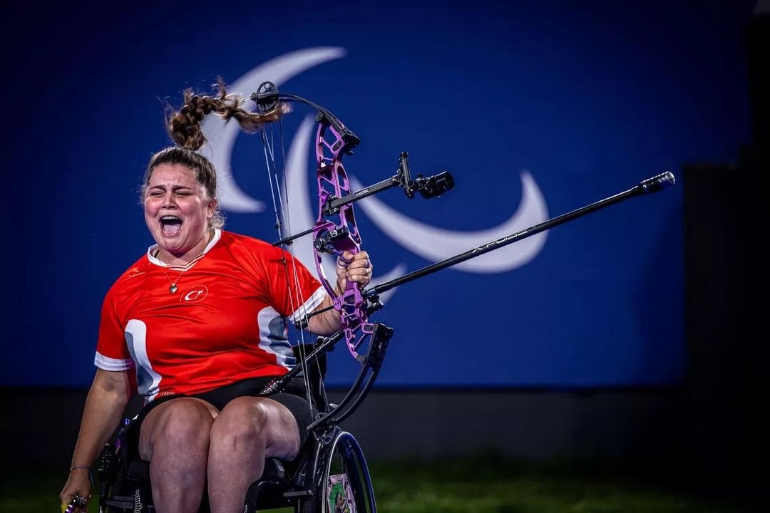Turkey's Öznur Cüre Girdi stunned the world by claiming gold in the Para archery women’s individual compound open at Paris. Her breathtaking performance has not only made history but also left the archery community in awe.❤️👏😍