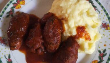 Soutzoukakia with mashed potatoes