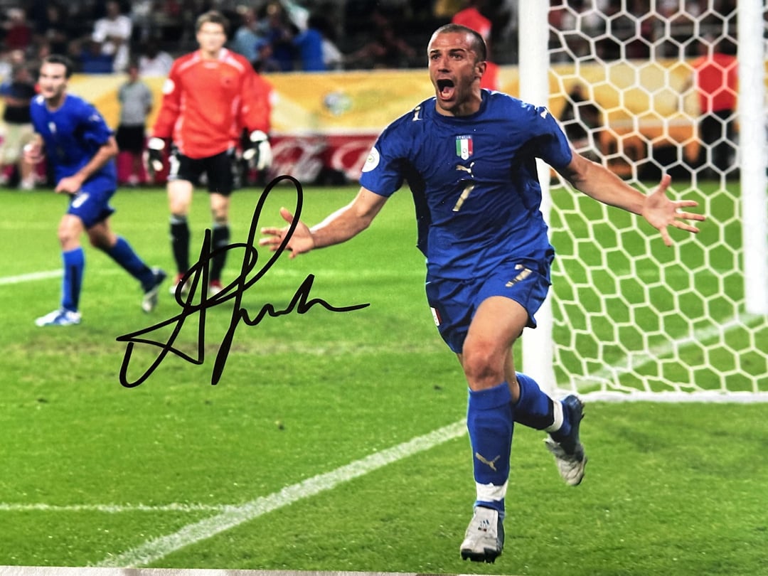 Bit random but what do you all make of these autographs? They look legit?