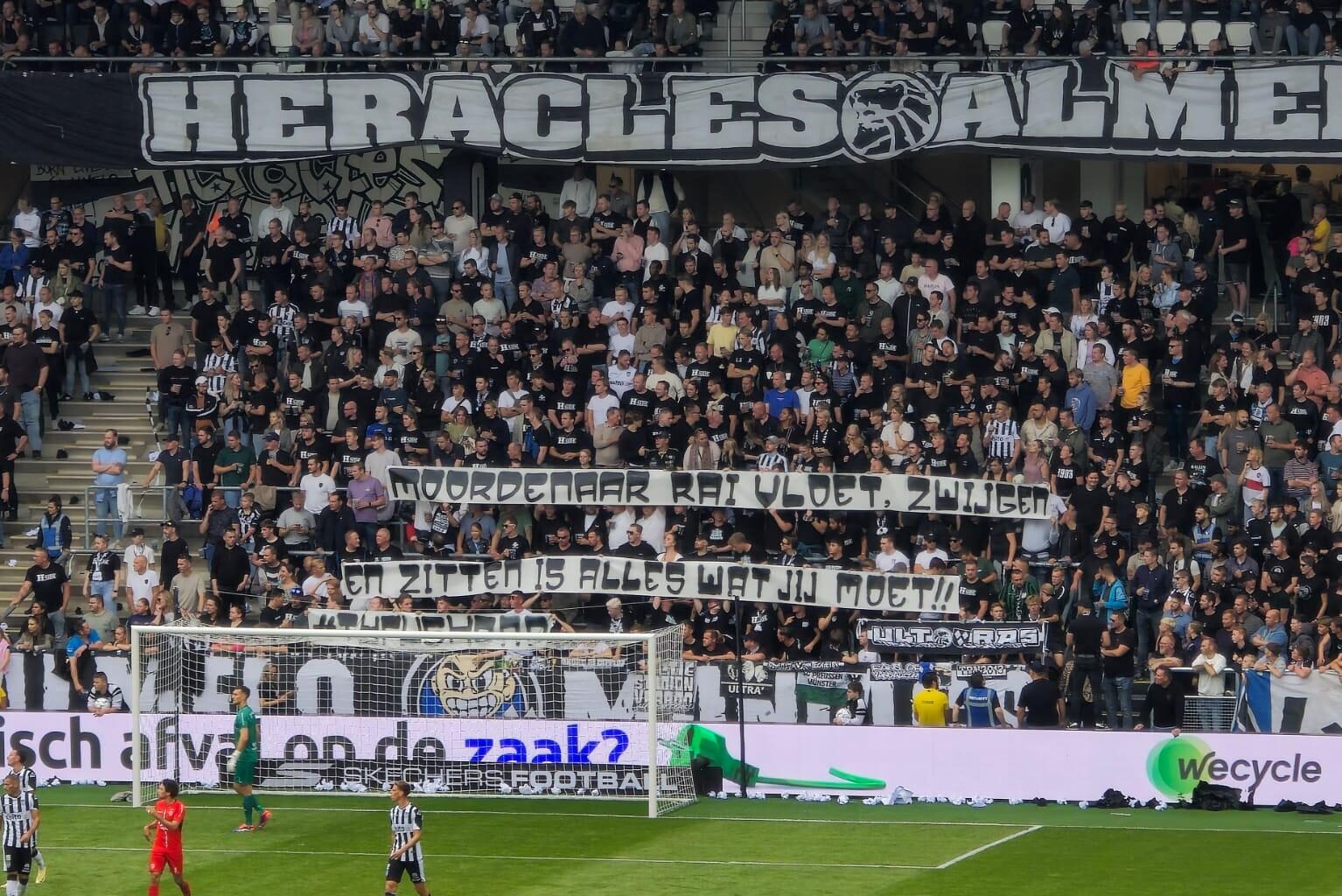 Doek van Heracles-supporters richting Rai Vloet: 'Moordenaar Rai Vloet, zwijgen en zitten is alles wat jij moet! #Tyfushond'
