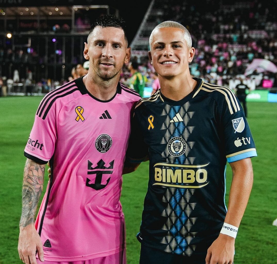 Messi with future Manchester City player. In FOUR YEARS. 37-year-old Leo Messi took a picture with 14-year-old Cavan Sullivan after the match. I hope he got Messi’s jersey too.