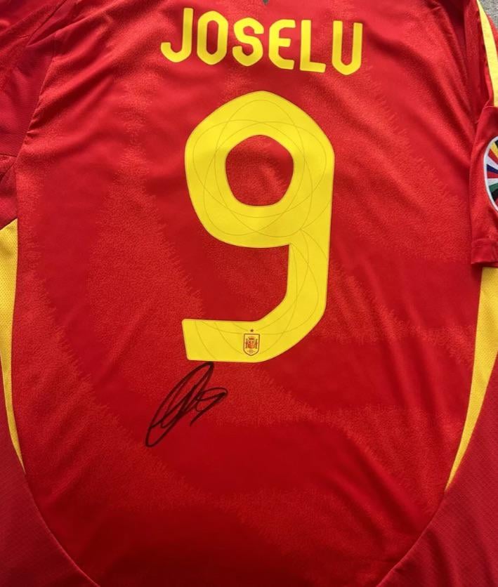 Even though it seems like everything is going against RM right now, I just wanted to share I just bought this absolutely beautiful signed shirt of our loan legend 🤩🤩