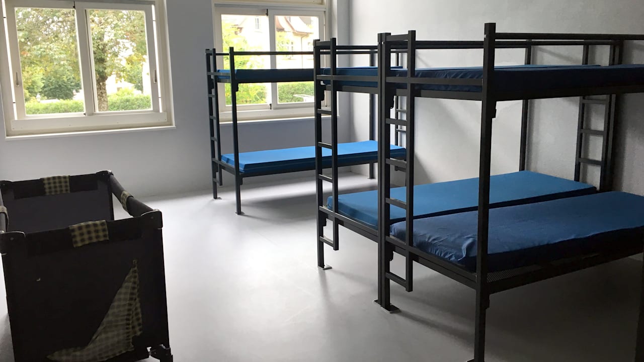 Weniger Asylanträge: Schweiz schließt erste Flüchtlingszentren | Politik