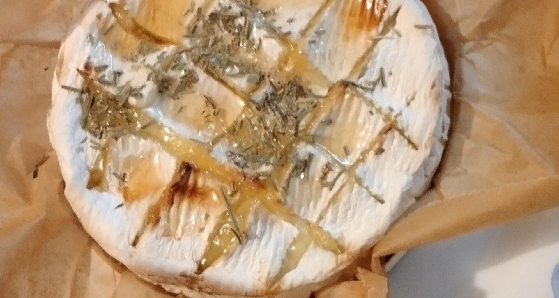 Petit camembert rôtie avec du miel de lavande et du romarin.