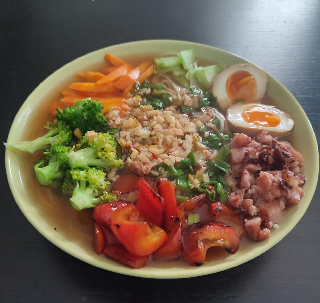Noodles with sour and hot broth and a few vegetable gyozas