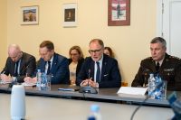 "Militarizētās tēlniecības kompozīcija" pie Ādažu bāzes ir zināma bezgaumība