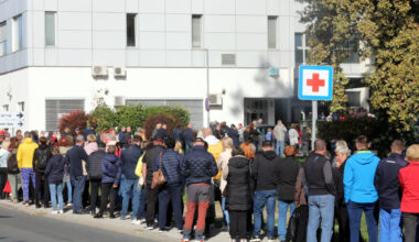 Ljudje čakajo pred ZD Slovenska Bistrica