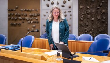 PVV-minister Agema verdedigt bezuinigingen: 'Nu is er minder geld' - NOS