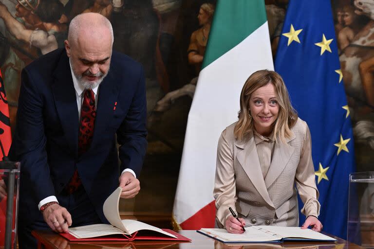 La primera ministra de Italia, Giorgia Meloni, y el primer ministro de Albania, Edi Rama, dan una conferencia de prensa conjunta mientras firmaban un acuerdo sobre migraciones en el Palazzo Chigi de Roma el 6 de noviembre de 2023.