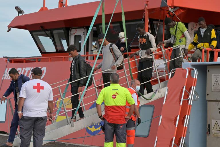 ARCHIVO - Jóvenes migrantes llegan al puerto de La Restinga en El Hierro, Islas Canarias, el sábado 6 de junio de 2024, tras ser rescatados por el cuerpo de Salvamento Marítimo de España. (Europa Press vía AP, Archivo)