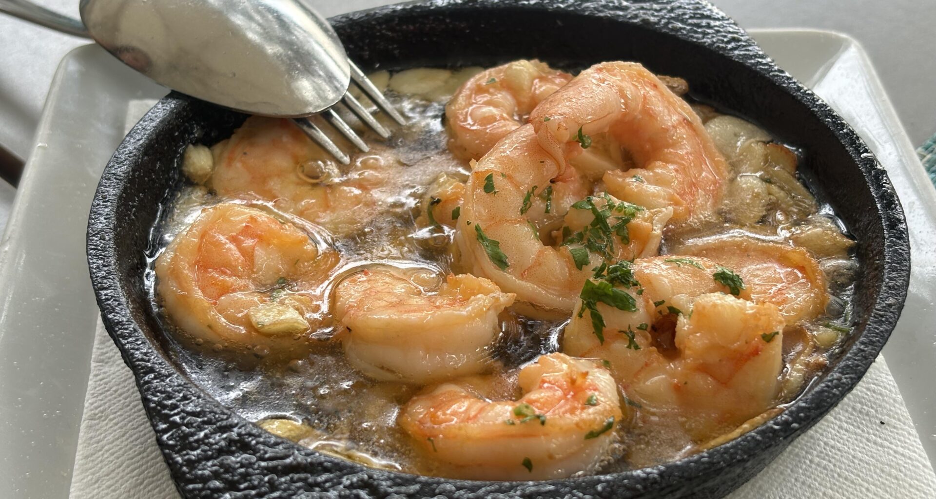 Gambas al Ajillo (Fried prawns with garlic and pepper)