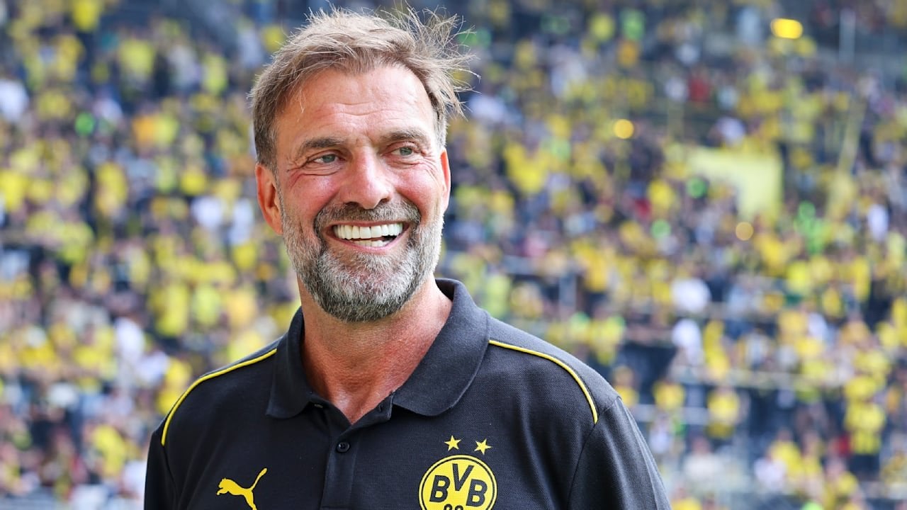 Nach BILD-Informationen ist es Red Bull gelungen, Jürgen Klopp (57) zu verpflichten. Ab dem 1. Januar 2025 soll er dort als Fußball-Chef arbeiten. Offizielle Job-Bezeichnung: „Global Head of Soccer“. Eine Ausstiegsklausel für den DFB ist enthalten um künftig Nationaltrainer zu werden