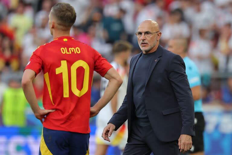Luis de la Fuente dialoga con Dani Olmo durante el partido que España le ganó 2 a 1 a Alemania, por los cuartos de final de la Euro 2024
