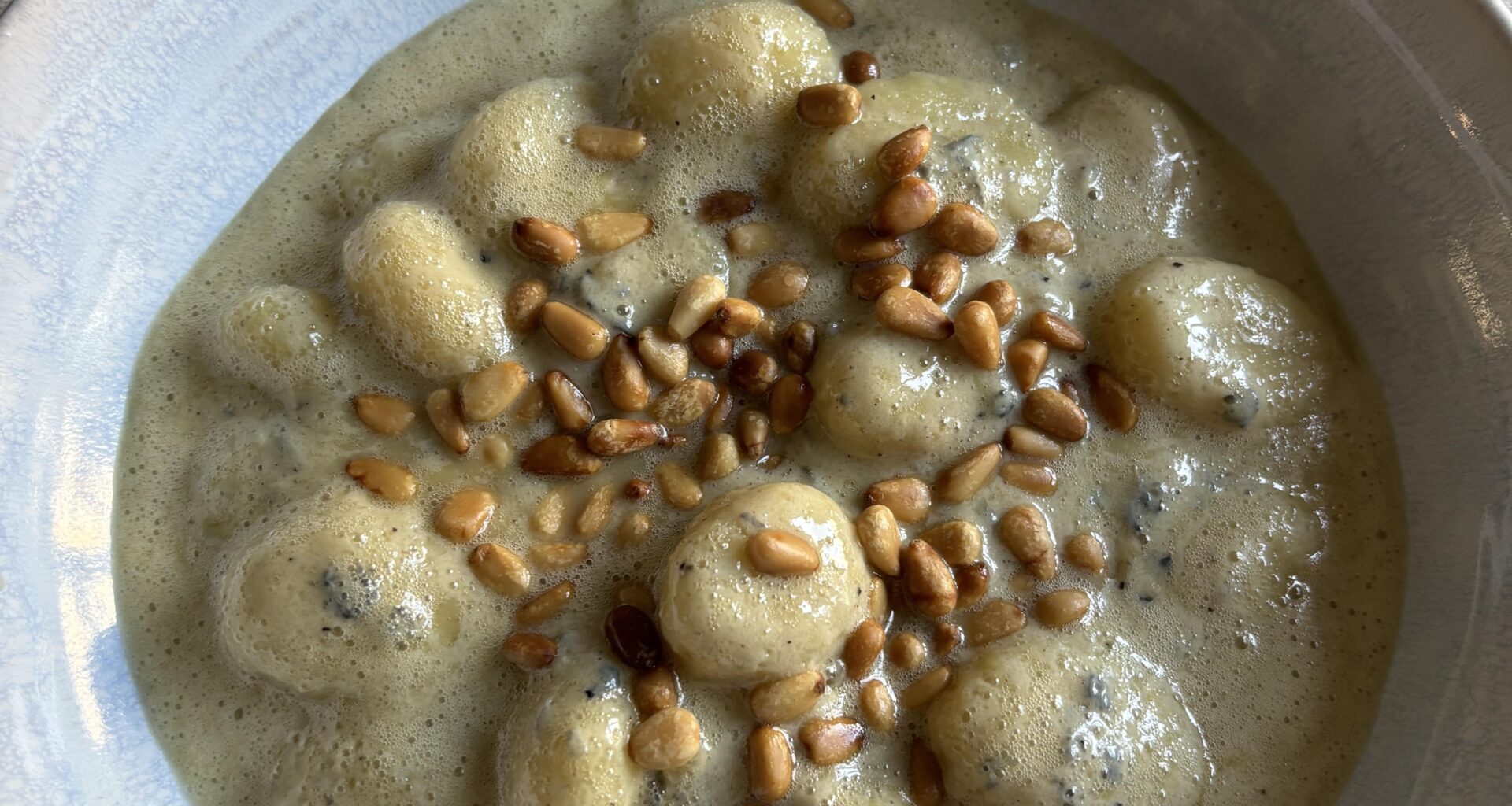 Gnocchis, sauce au bleu fermier et pignons torréfiés