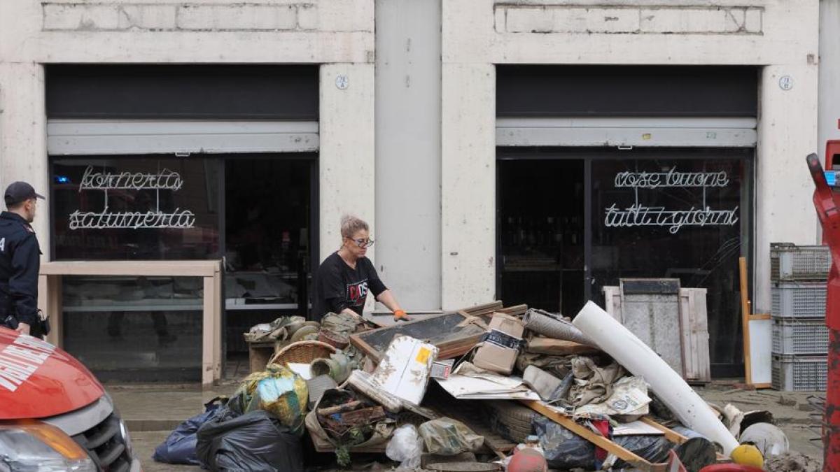 Maltempo in Emilia-Romagna oggi: a Bologna si spala il fango, aperto un fascicolo sulla morte di Simone Farinelli. «Allerta rossa per il Po tra Ferrara e Mantova, nuove evacuazioni»