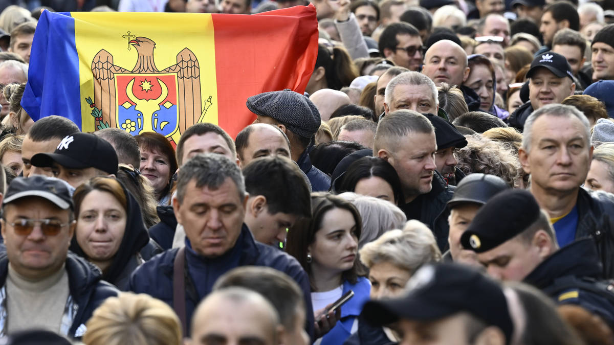 Kremlin complains as Moldova narrowly votes for closer ties with European Union in...