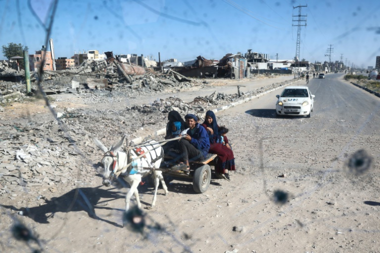 Déplacés palestiniens près de Deir el-Balah, dans le centre de la bande de Gaza bombardé par l'armée israélienne, le 24 octobre 2024 ( AFP / Eyad BABA )
