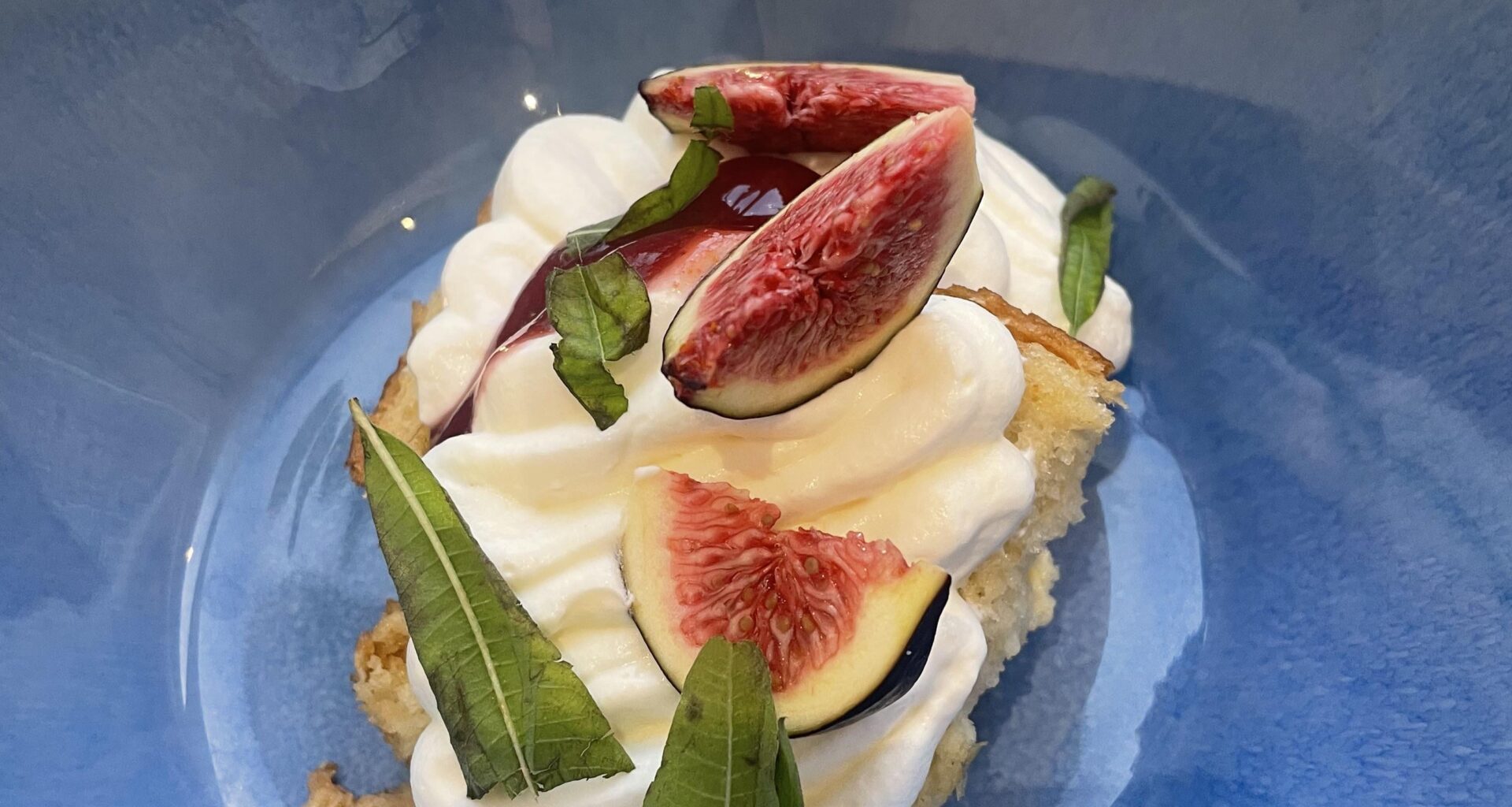 Brioche perdue, crème montée à la verveine, coulis de figues 🍃