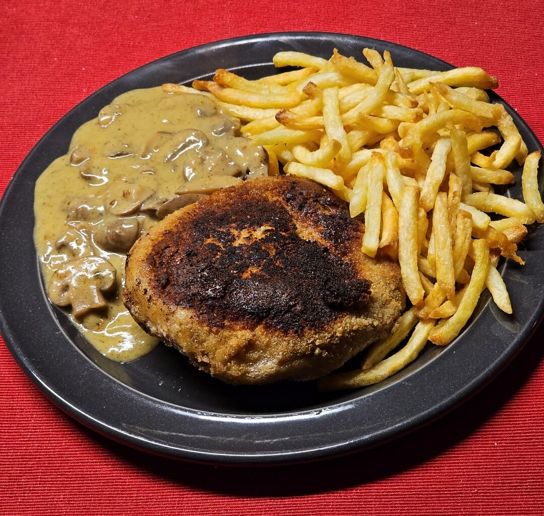 Homemade cordon bleu with mushroom cream sauce, with fries from the hot air fryer