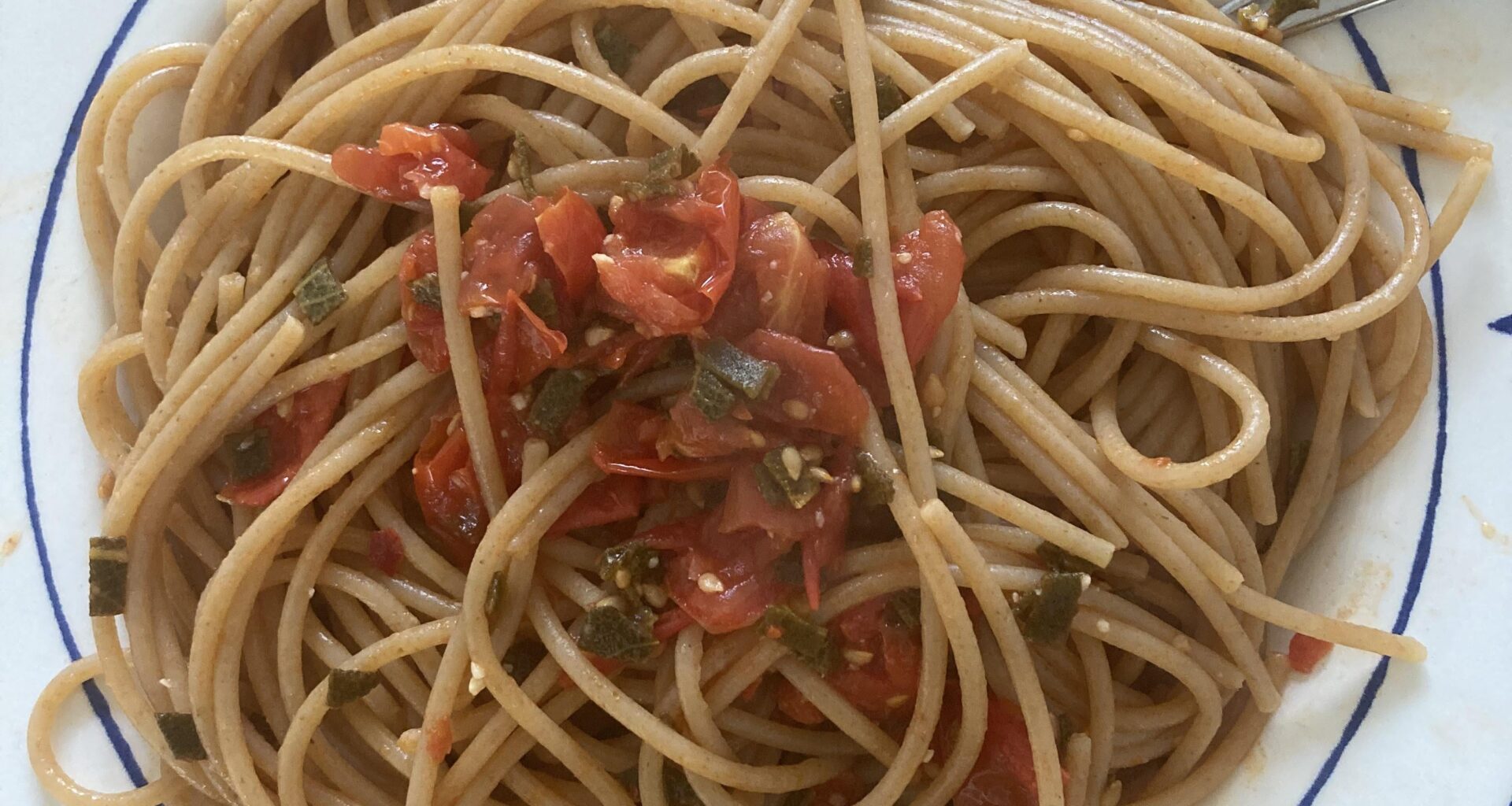 Spaghetti with a spicy buttersauce (tomatoes, chilis, sage & garlic)