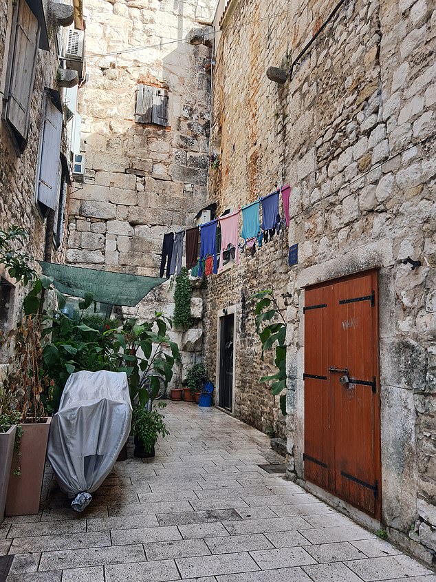 Maria lives in Varo¿, the city¿s oldest neighbourhood with its narrow alleyways and medieval churches tucked among the houses and apartments