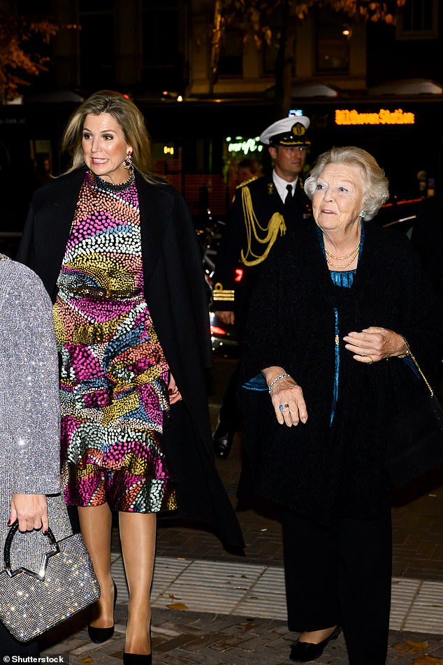 Both Máxima and Beatrix wore black coats to make their way into the music venue