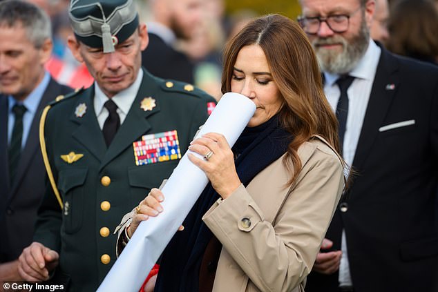 Queen Mary received a painting from a member of the crowd by the Danevirke Museum near Flensburg