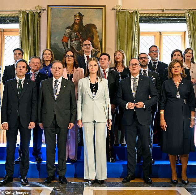 Leonor looked cheerful as she posed for photographs with Mayor Alfredo Canteli and local representatives after receiving the title