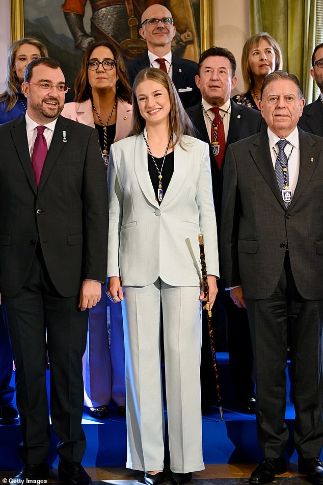 After receiving the title, Leonor posed for photographs with Mayor Alfredo Canteli (pictured front left) and local representatives
