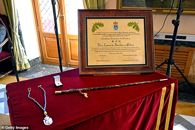 Pictured: The insignia of the honorary Mayoress of Oviedo that was presented to Princess Leonor