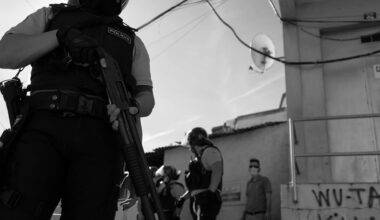 Cova da Moura. Desacatos no bairro do Zambujal após morte de homem baleado pela polícia - RTP Notícias
