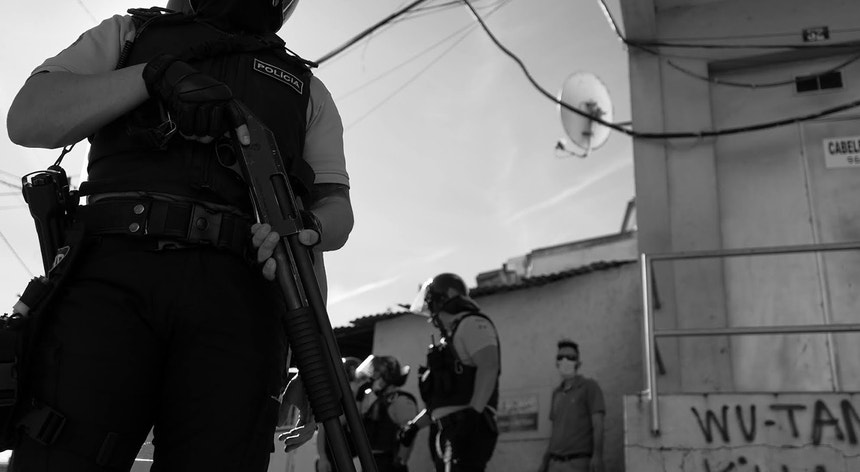 Cova da Moura. Desacatos no bairro do Zambujal após morte de homem baleado pela polícia - RTP Notícias