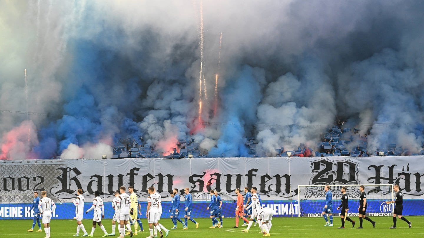 Pyro-Eklat beim KSC: Prozess wegen Strafvereitelung gegen Fanprojekt-Mitarbeiter beginnt - Angeklagte verweigerten Zeugenaussage