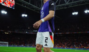Robin Koch fällt aufgrund von Hüftgelenksbeschwerden für die anstehenden Spiele in der UEFA Nations League aus. Für Koch nominiert Bundestrainer Julian Nagelsmann Kevin Schade nach.