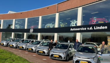 Autoservice Van der Linden levert AB Midden Nederland nieuwe Kia's