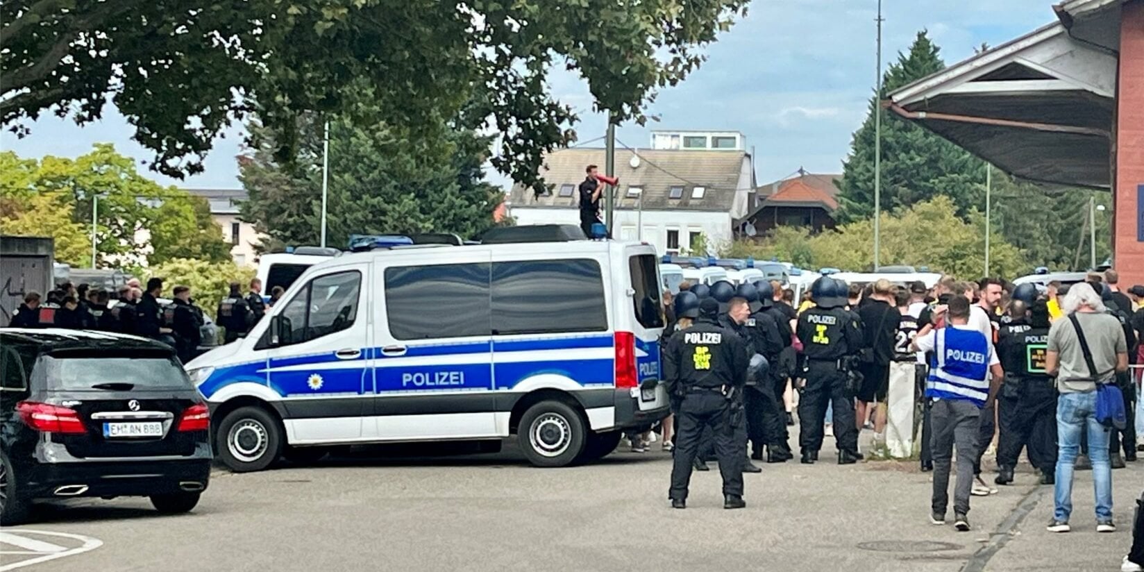 Nach einer Massenschlägerei zwischen BVB- und HSV-Fans: Dutzende Anhänger erhalten Stadionverbote - Auch Vorstrafen drohen