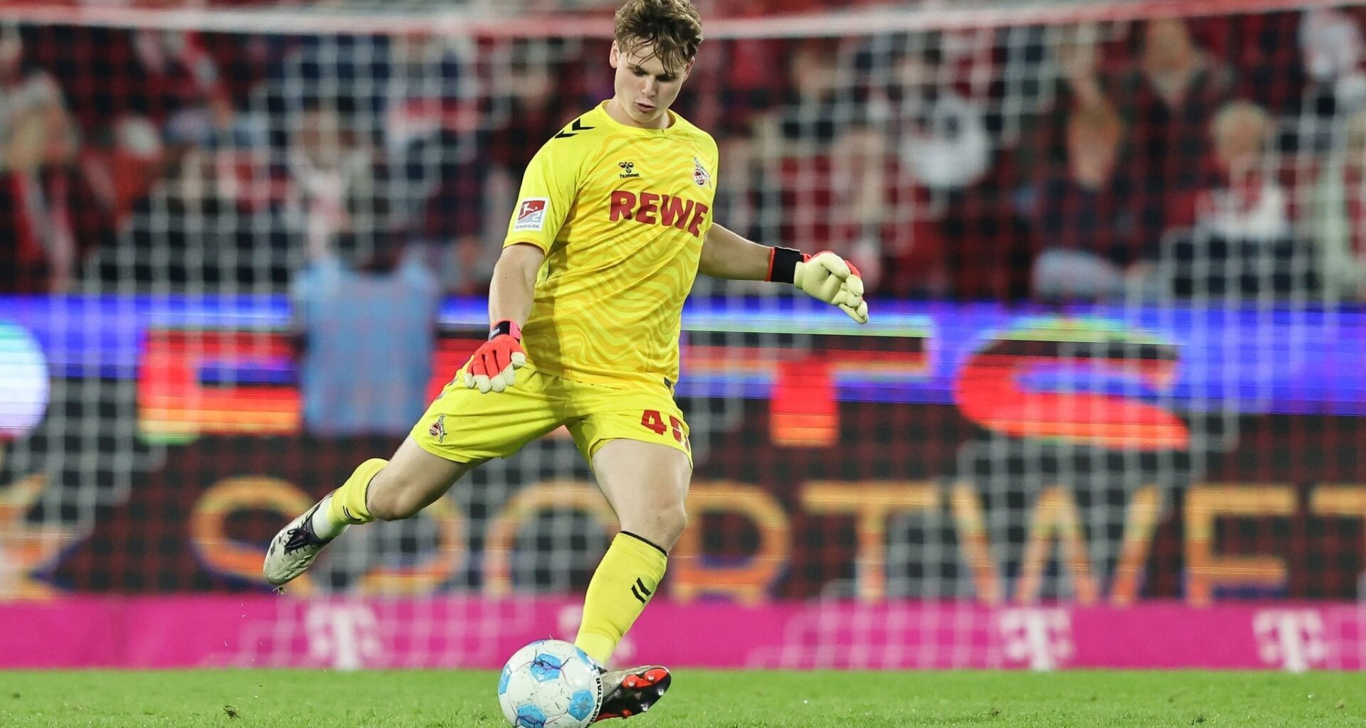 Bayern have been scouting Köln goalkeeper Jonas Urbig (21). Talks took place, but no concrete offer was made. Urbig is seen by the DFB as Germany's biggest goalkeeping hope for the future. Julian Nagelsmann is already keeping an eye on him and has concrete plans for him