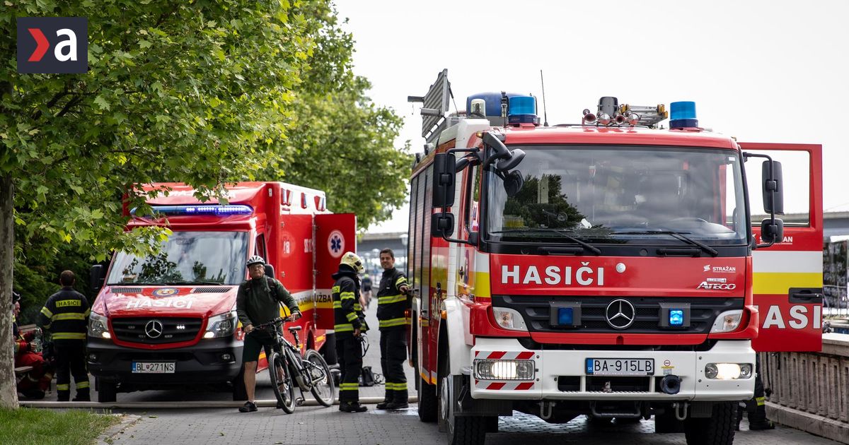 Vo Veľkom Mederi horí opustená budova, zasahuje až 65 hasičov