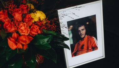 Voor aanvang van alle wedstrijden in de eerstvolgende speelronde van de Eredivisie, KKD en de Vrouwen Eredivisie wordt een minuut stilte in acht genomen ter nagedachtenis aan Johan Neeskens