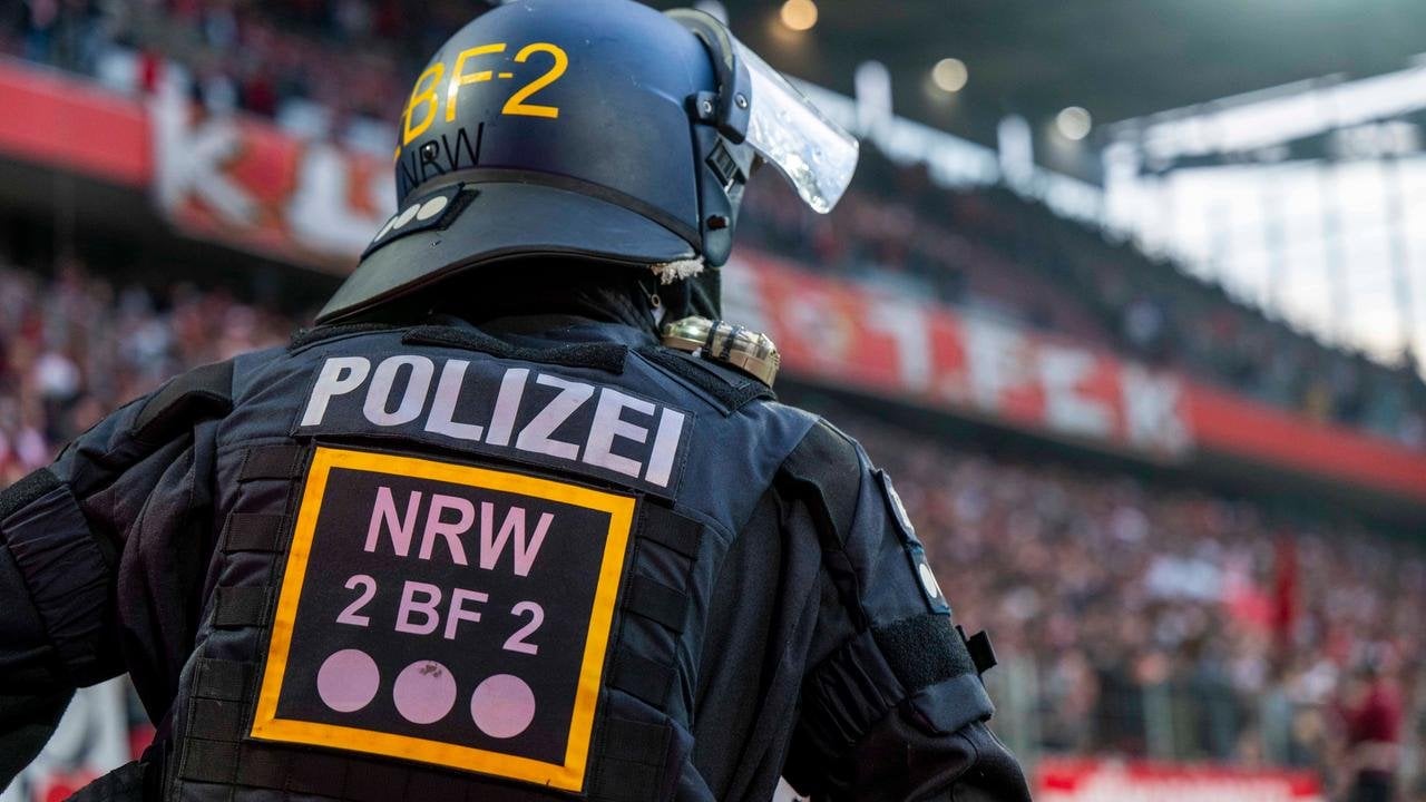 Sicherheit im Stadion - viele Forderungen und viel Kritik vor Gipfeltreffen: Am Freitag treffen sich Vertreter von DFB und DFL sowie der deutschen Innenpolitik, um über Sicherheit in deutschen Fußballstadien zu sprechen.