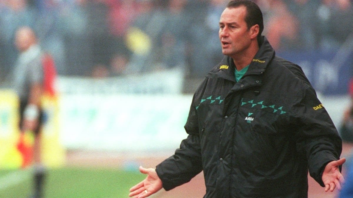 Huub Stevens über Landsmann van Wonderen: "Ich kenne Kees noch als Spieler. Er war auf dem Feld ein Stratege, der defensiv sehr gute Arbeit gemacht hat und ein Händchen für taktische Organisation hatte. Wir werden sehen, ob er es in sich hat, Schalke 04 zu trainieren."