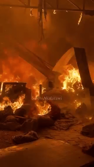 4 civils tués, brûlés vifs et près de 40 personnes avec de graves et sévères brûlures suite à un bombardement Israëlien qui a pris pour cible des tentes de réfugiés dans l'enceinte d'un hôpital. (attention: vidéo NSFW)