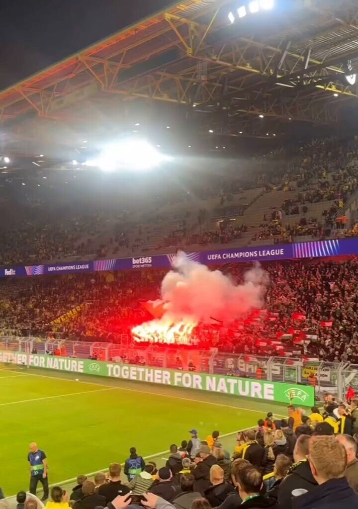 [Video] Champions League : Malgré les pressions et menaces des autorités allemandes, les supporters du Celtic Glasgow ont fait rentrer et brandi des dizaines de drapeaux palestiniens et scandé "Free Palestine" dans leur match en déplacement à Dortmund face au Borussia