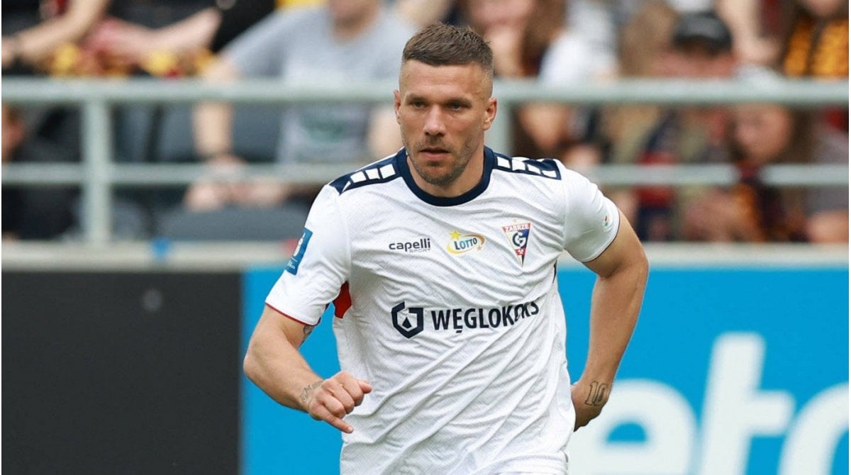Podolski über Engagement beim 1. FC Köln: "Wir befinden uns in guten Gesprächen, wie ich mich nach meiner aktiven Karriere beim FC einbringen könnte. In den kommenden Wochen werde ich mich mit den FC-Verantwortlichen intensiv austauschen, um zu schauen, wie meine Unterstützung genau aussieht."