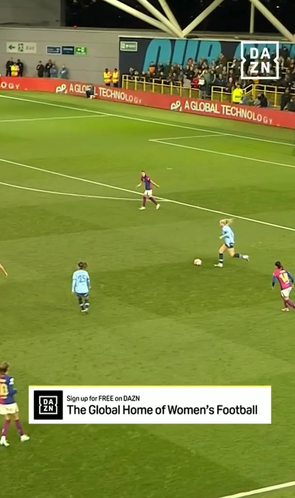 Bunny Shaw’s goal v Barcelona tonight.